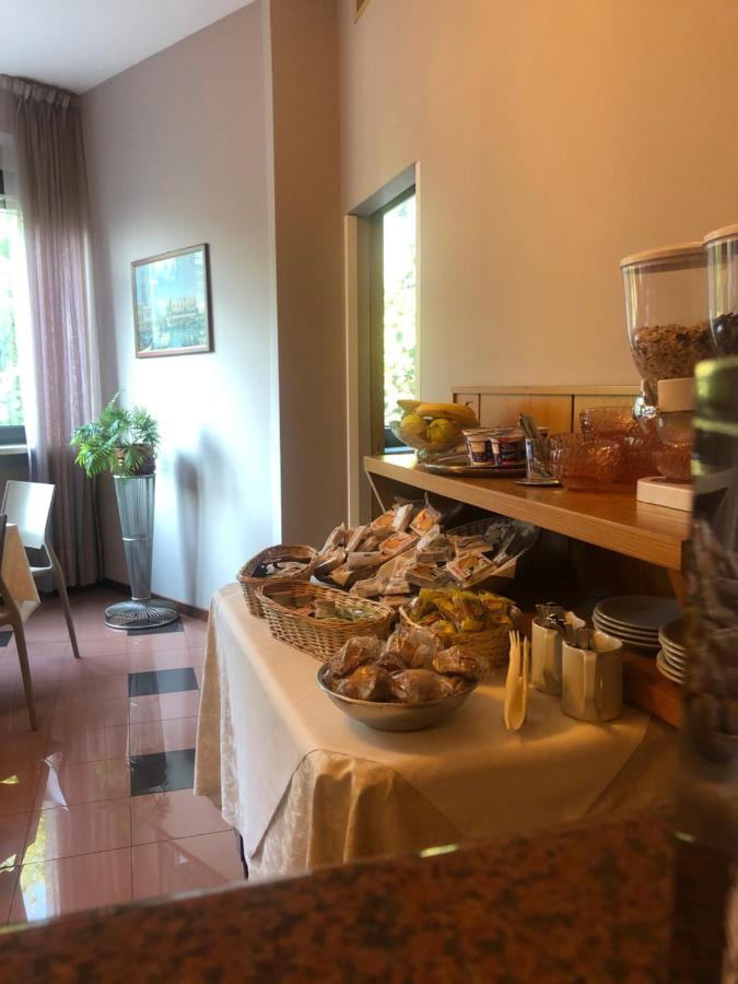 Albergo Casa Dell'Ospite เบรเชีย ภายนอก รูปภาพ