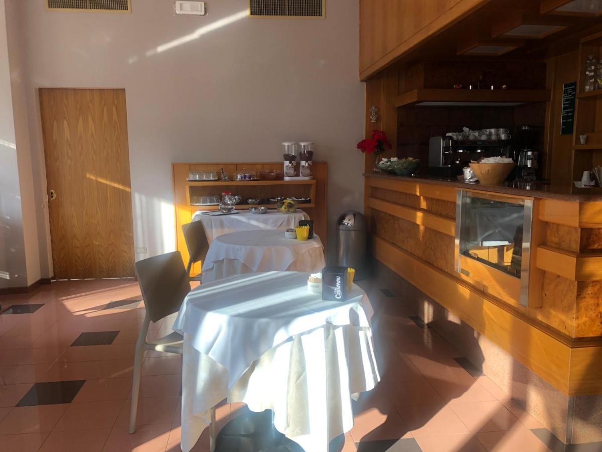 Albergo Casa Dell'Ospite เบรเชีย ภายนอก รูปภาพ