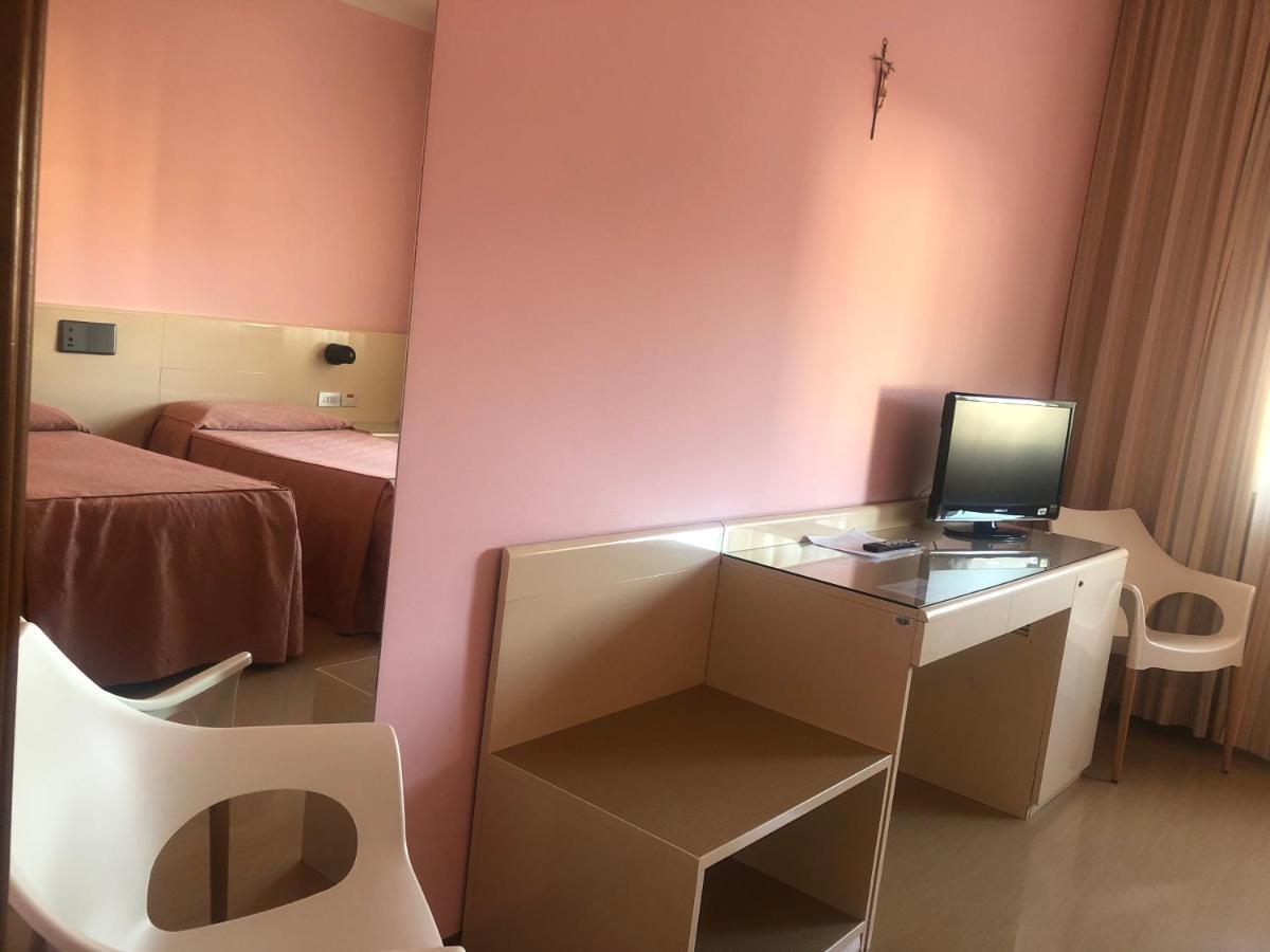 Albergo Casa Dell'Ospite เบรเชีย ภายนอก รูปภาพ