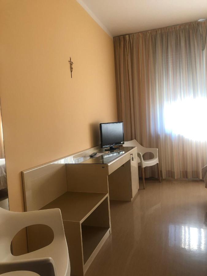 Albergo Casa Dell'Ospite เบรเชีย ภายนอก รูปภาพ